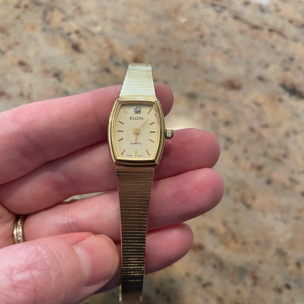 Vintage womens Elgin quartz gold diamond chip watch